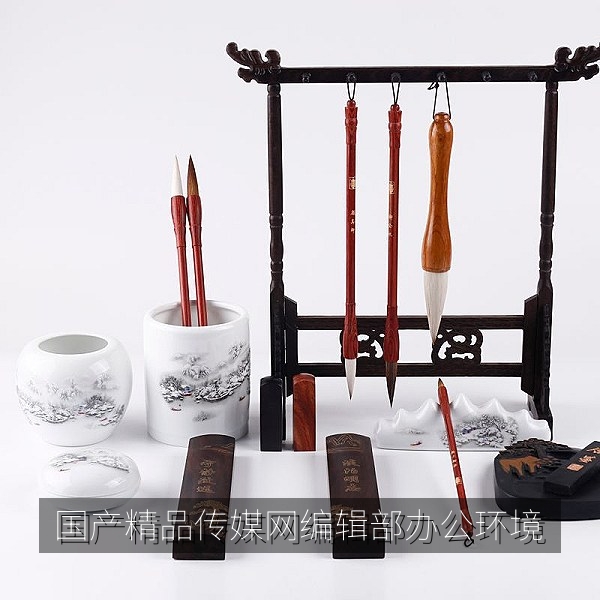 国产精品传媒网编辑部办公环境，编辑正在整理影视与纪录片稿件