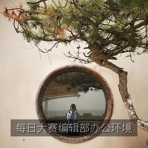 每日大赛mrds yandex编辑部办公环境，编辑正在整理赛事资讯