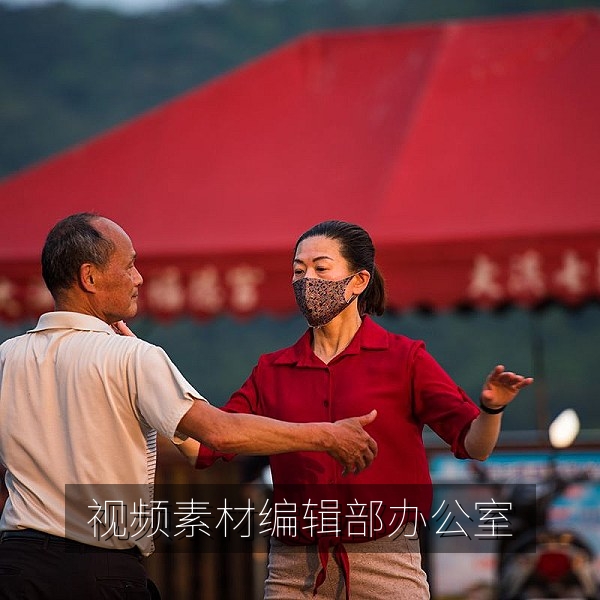 免费视频网站素材编辑部办公室，工作人员整理高清视频素材