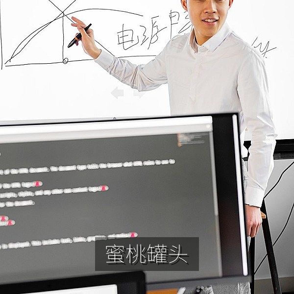 玻璃罐里的自制蜜桃罐头，糖水清亮