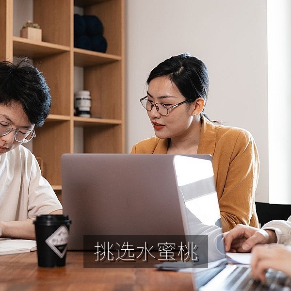 手持水蜜桃观察果形与底色的挑选方法