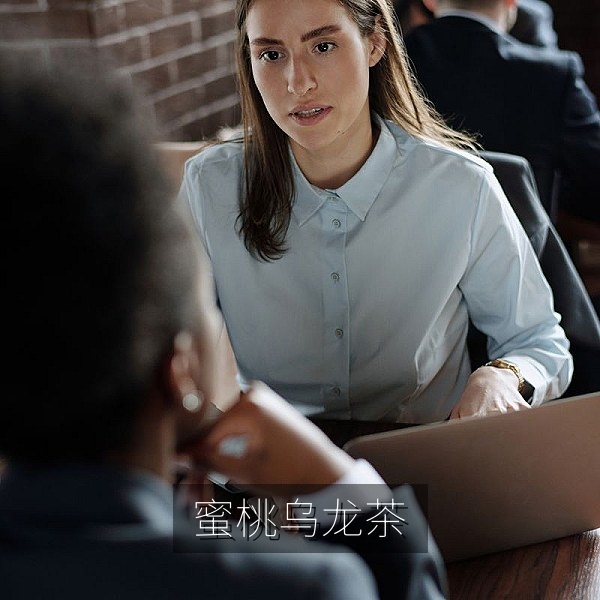 一杯加了冰块的蜜桃乌龙冷泡茶