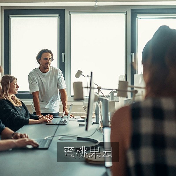 奉化水蜜桃果园里挂满果实的桃树