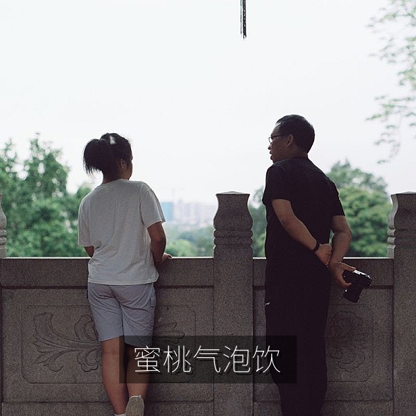 蜜桃气泡饮杯中飘着桃肉与薄荷叶，冰爽解暑