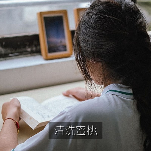 用流动清水清洗带绒毛的水蜜桃