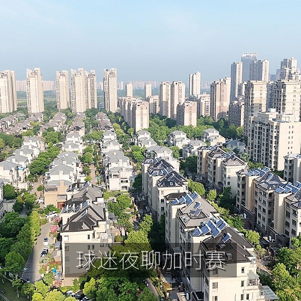 球迷深夜观看加时赛并在线热聊的体育吃瓜话题配图