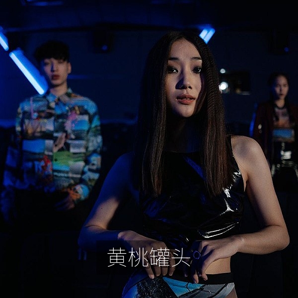 玻璃罐中自制的黄桃罐头糖水
