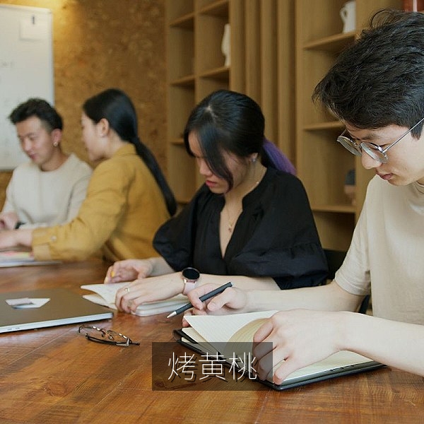 烤箱烤制的黄桃配燕麦脆点心