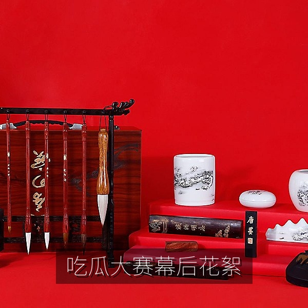 吃瓜大赛幕后花絮，工作人员在后台挑选和冷藏西瓜