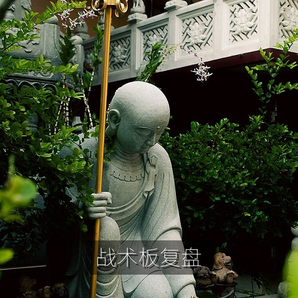 教练在战术板前复盘比赛，赛后复盘分析
