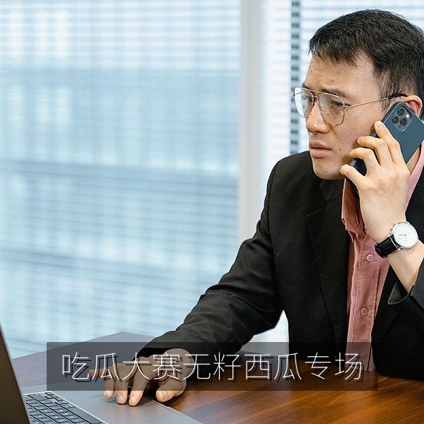 吃瓜大赛无籽西瓜专场，桌面摆满切好的红瓤西瓜