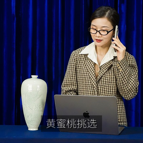 手持成熟黄蜜桃观察果皮底色挑选黄蜜桃