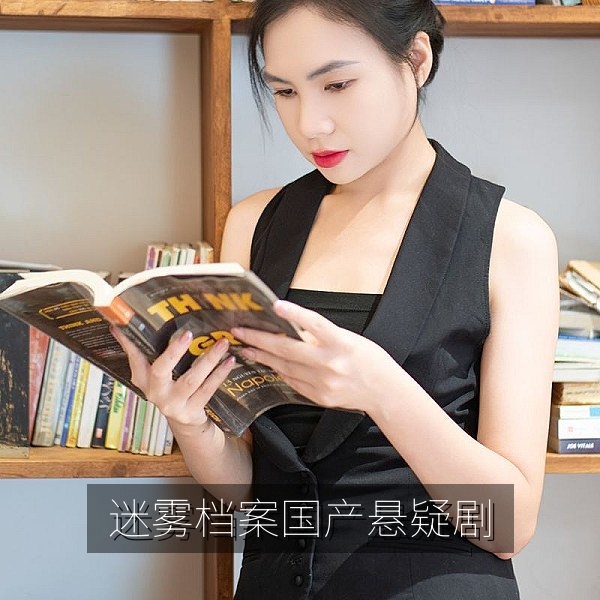 国产悬疑剧《迷雾档案》高清剧照，档案室与手电筒光束