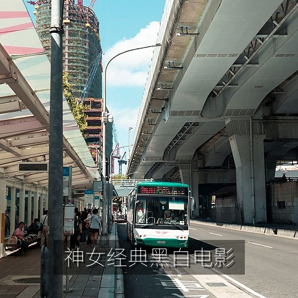 黑白经典电影《神女》免费在线观看：老上海夜色中的母亲形象插图