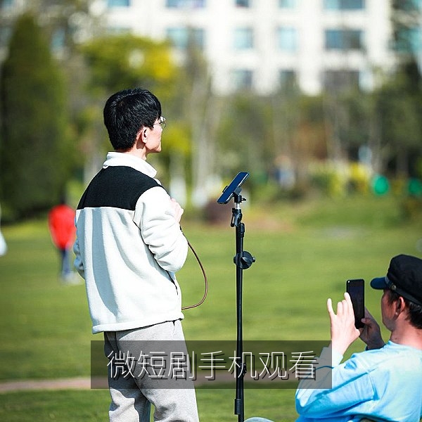 微短剧手机观看：通勤路上用手机追剧的年轻人