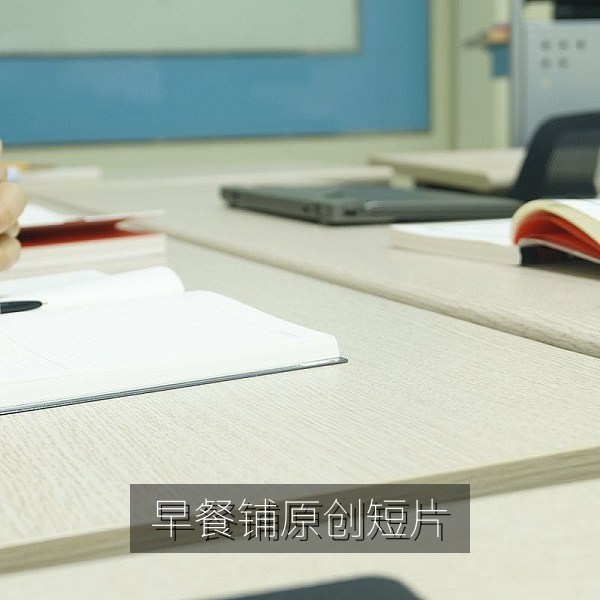 凌晨四点的早餐铺原创短片中蒸笼冒着热气的画面