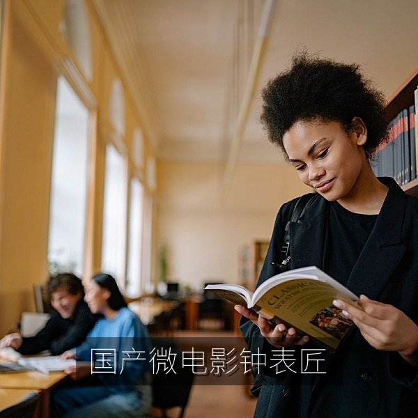 国产微电影《胡同里的钟表匠》画面，老钟表店内的修表师傅