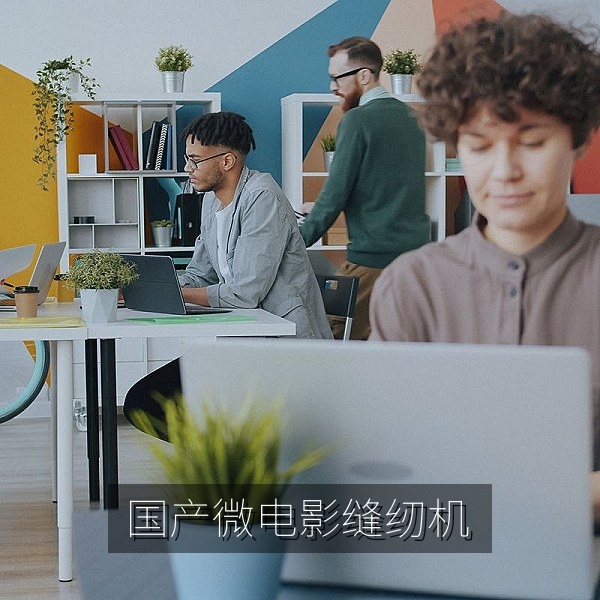 国产微电影《外婆的缝纫机》画面，老式缝纫机与旧布料特写