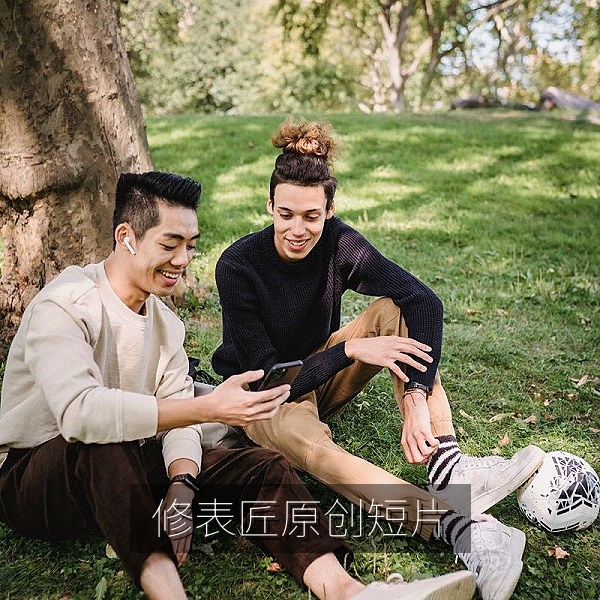 巷口的修表匠原创短片中老师傅修理钟表的特写