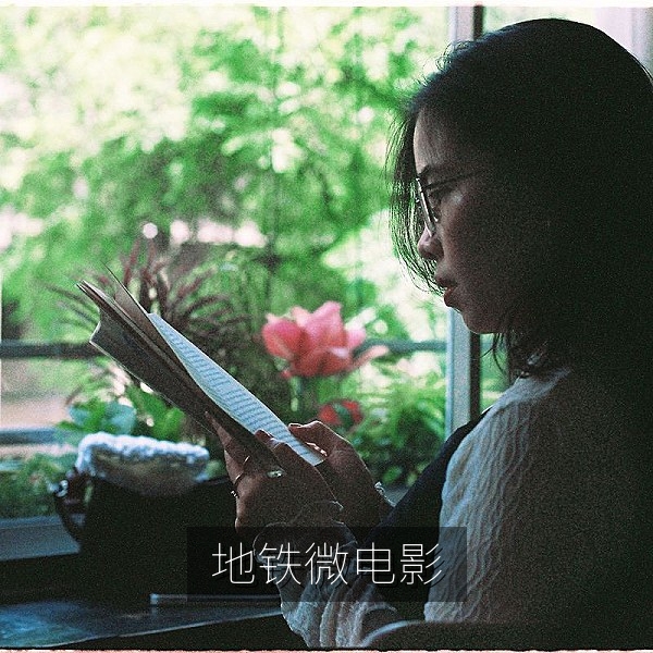 国产微电影《末班地铁的第三节车厢》夜晚车厢画面