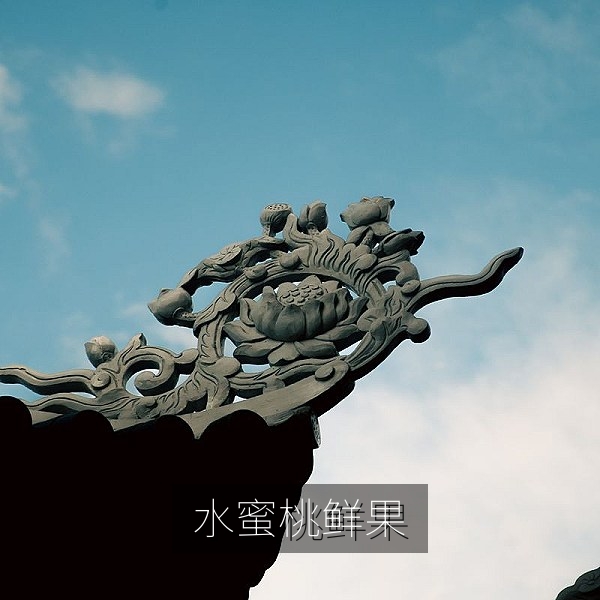 刚采摘的新鲜水蜜桃果实，果皮粉润带红晕