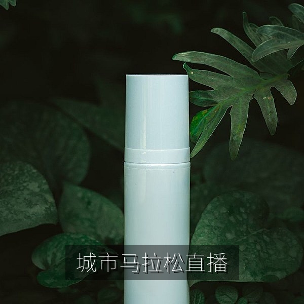 城市马拉松赛事直播，跑者沿城市主干道奔跑