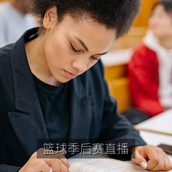篮球联赛季后赛直播，球员空中扣篮