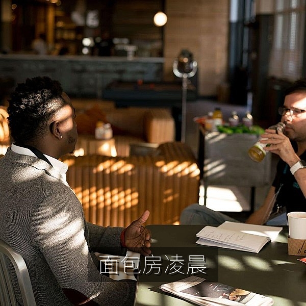 面包房凌晨烘焙场景，幕后故事专栏文章配图