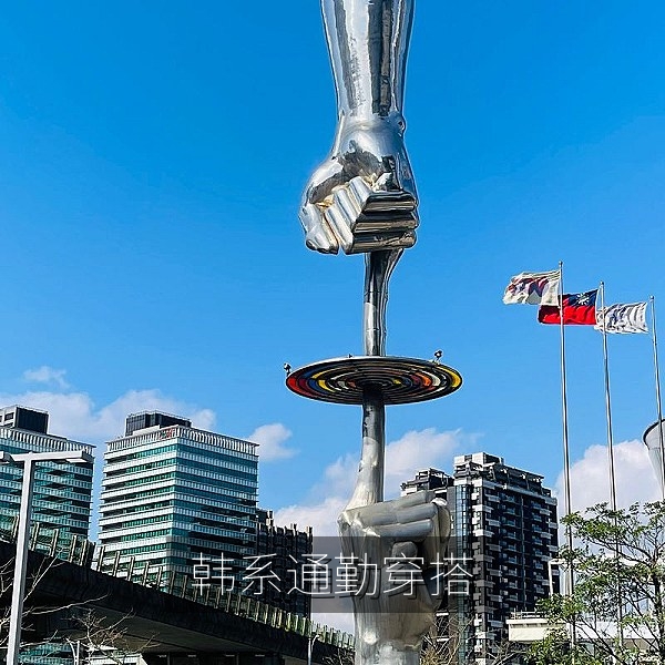 韩系通勤穿搭中的针织开衫与直筒裤搭配