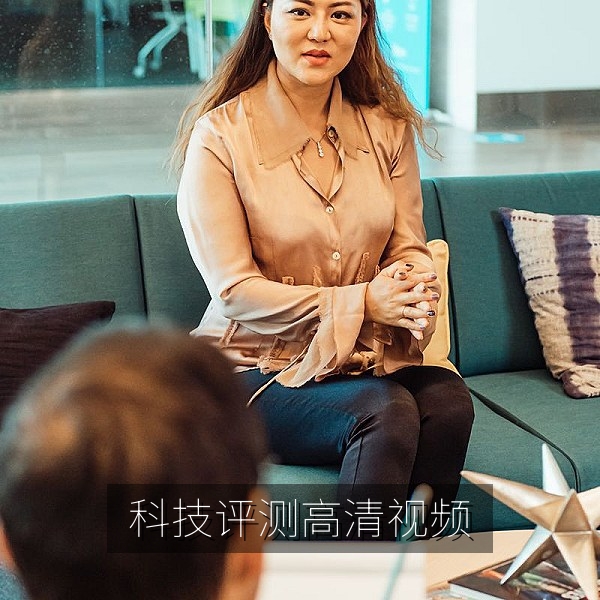 科技评测高清视频封面，桌面上的新款笔记本与相机设备