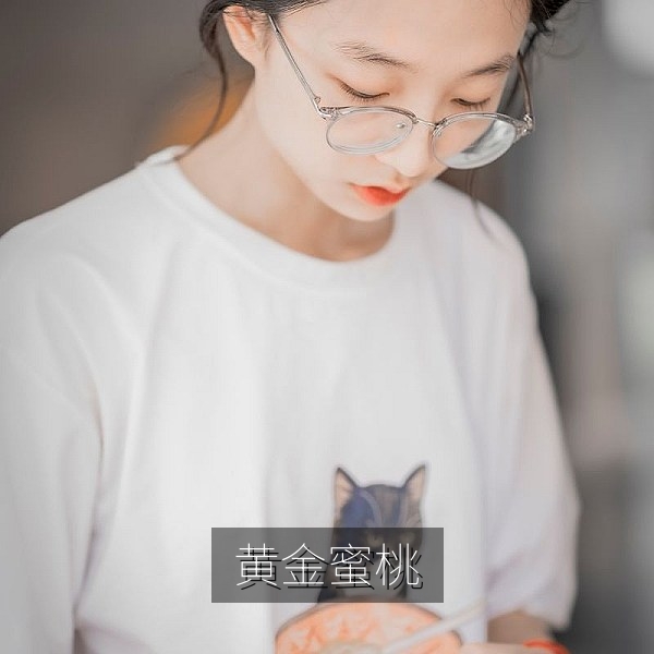 香气浓郁的黄金蜜桃切面汁水充足