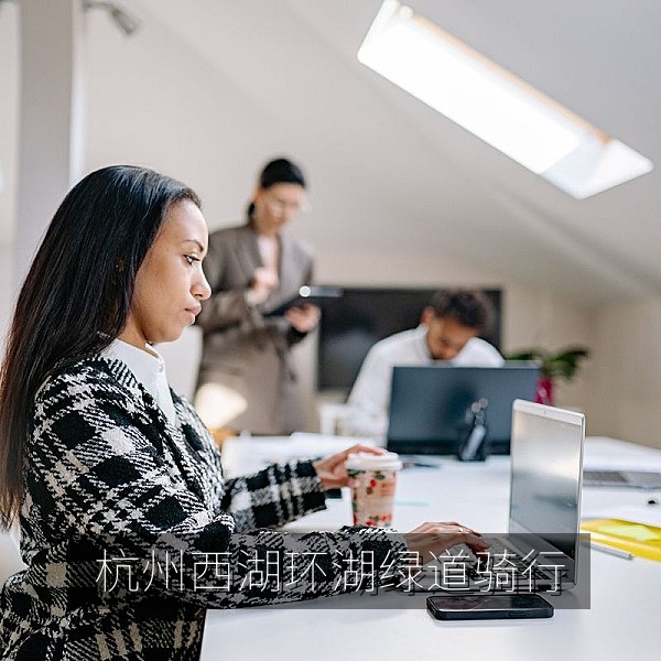 杭州西湖环湖绿道上骑行的自行车爱好者
