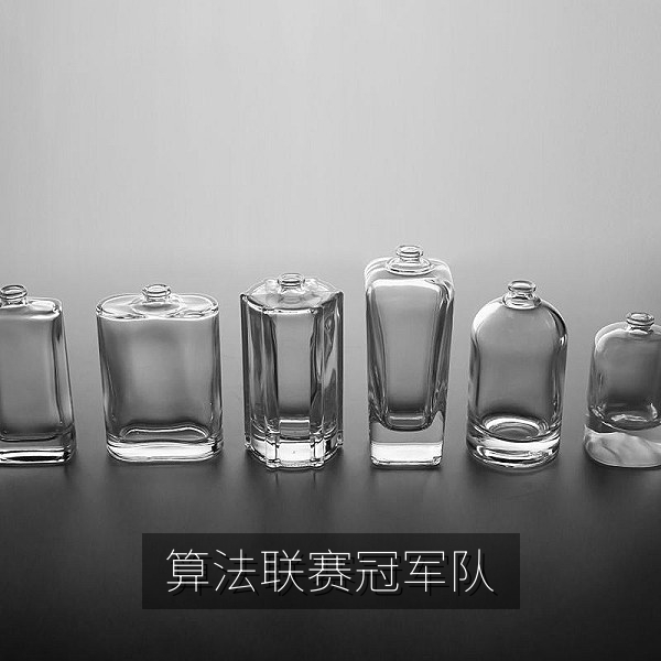 春季算法联赛冠军队三名大学生领奖合影