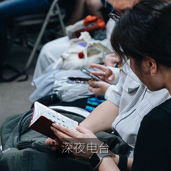 深夜电台直播间的调音台与话筒，线上主题大赛获奖作品配图