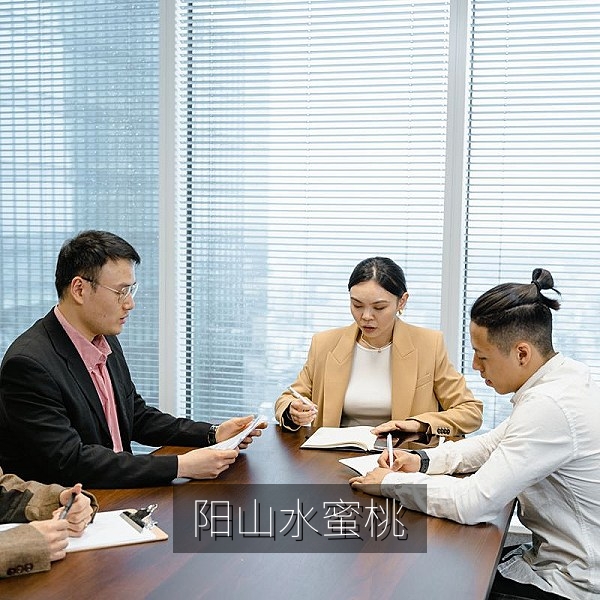 阳山水蜜桃剖面，果肉细腻汁水丰富