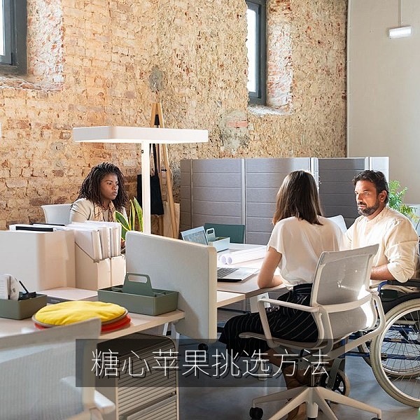糖心苹果挑选方法：观察果形、果梗与果皮条纹
