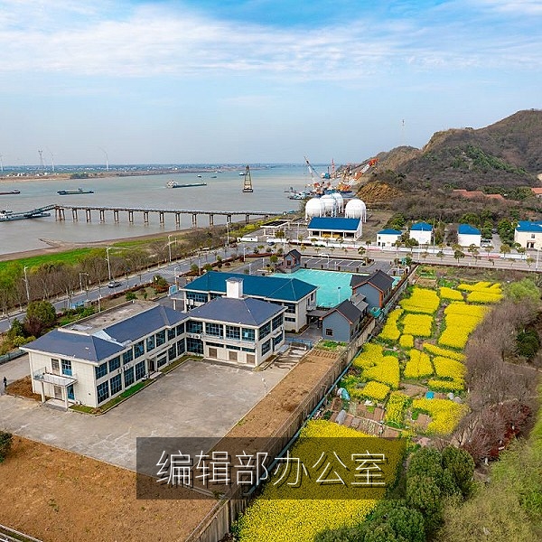 每日吃瓜大赛必撸编辑部办公环境，编辑正在整理今日吃瓜热榜