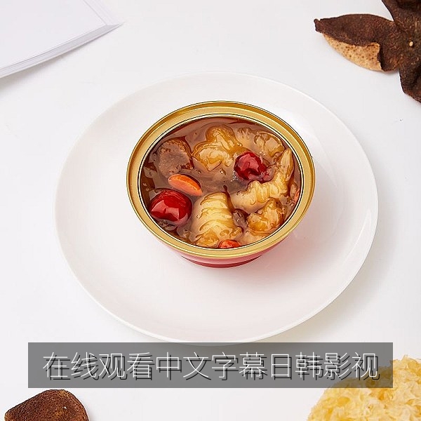 在线观看中文字幕日韩影视作品的客厅大屏观影场景