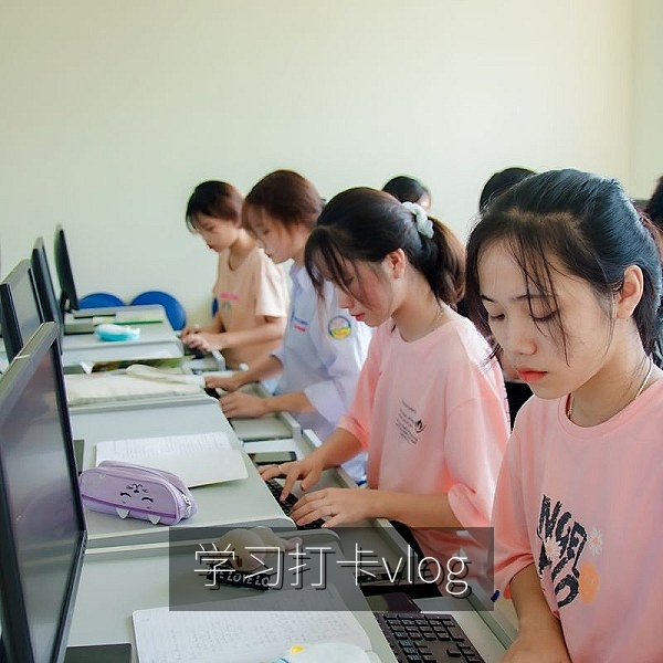 学习打卡vlog：书桌上的台灯、笔记本与倒计时手账