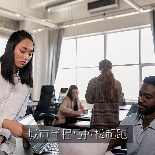 五一马拉松报名选手在城市半程马拉松起跑线准备出发