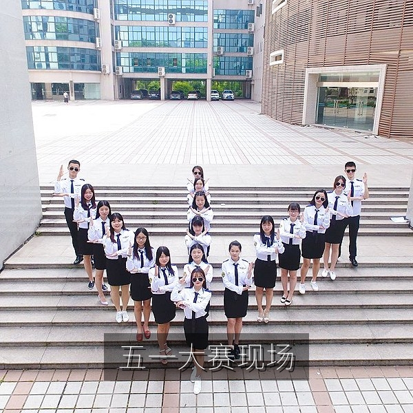 五一大赛现场选手起跑与观众加油的热闹场景