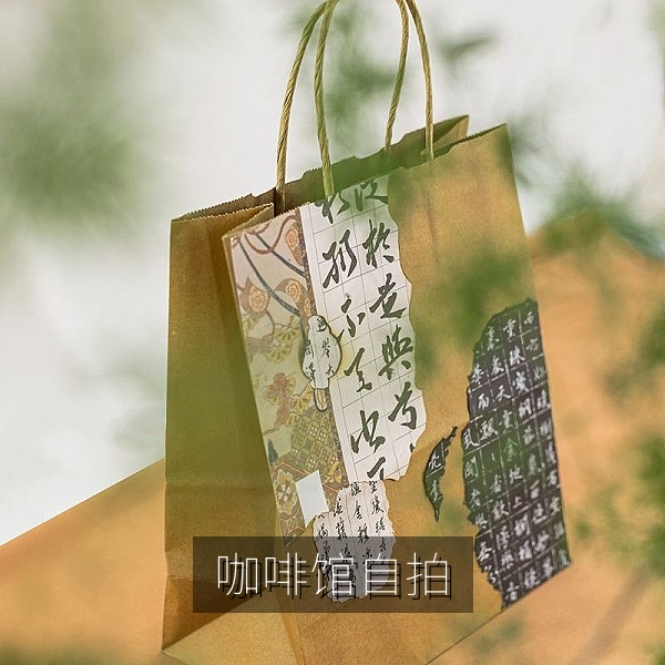 咖啡馆自拍灵感：靠窗座位与暖色调人像
