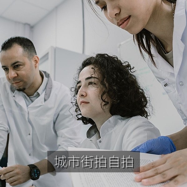 城市街拍自拍：玻璃幕墙与行人光影构图