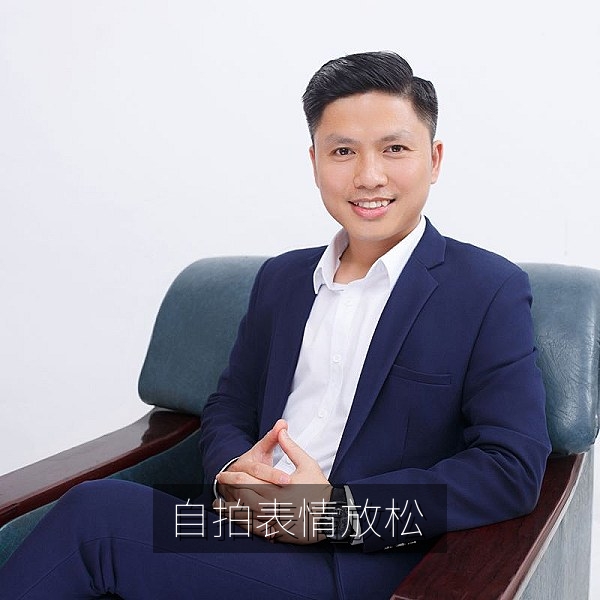 自拍表情放松技巧：自然微笑与眼神练习