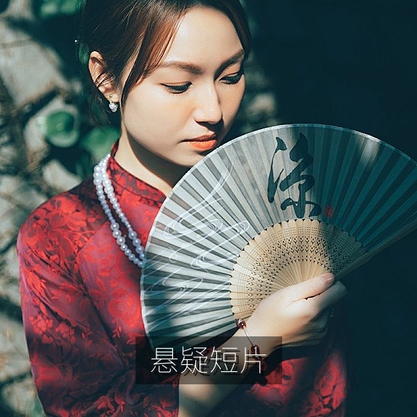 国产悬疑短片中夜间便利店的灯光与人物剪影