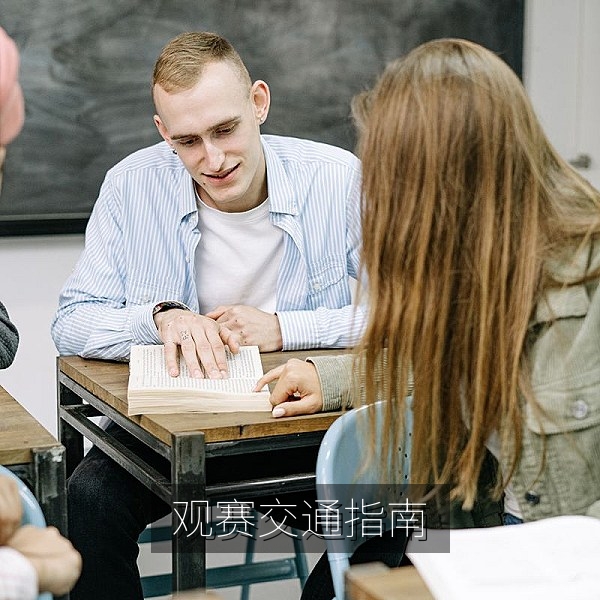 五一马拉松观赛指南配图：地铁站口与赛事接驳车指引牌