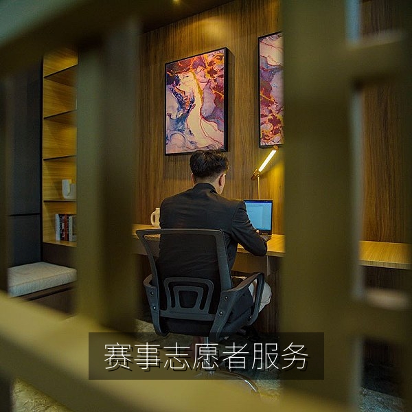 赛事志愿者在补给站为参赛选手递送饮水，五一大赛幕后服务