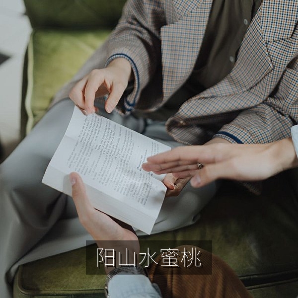 切开的阳山水蜜桃果肉细腻多汁